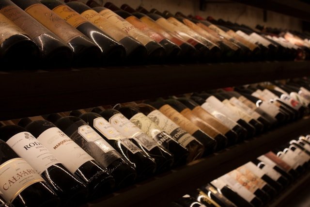 Cómo abrir una botella de vino sin abridor y sin romperla