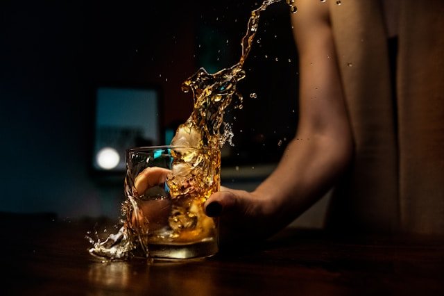 Cómo se hace el whisky desde el grano hasta la botella
