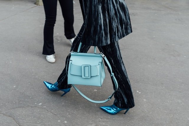 Se llevan los zapatos del mismo color que el bolso o no