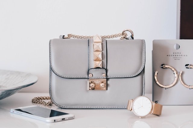 Qué color de bolso combina con todo y en qué orden
