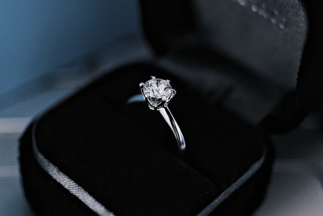 Diferencia entre brillante y diamante: mineral contra talla