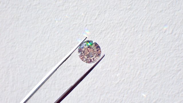 Cómo saber si un diamante es verdadero sin salir de casa