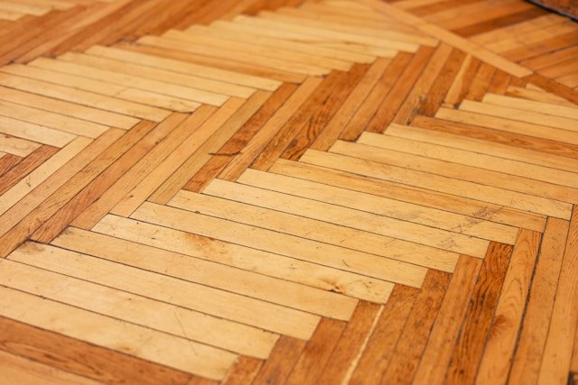 Cómo fregar el parquet con la técnica de la doble mopa