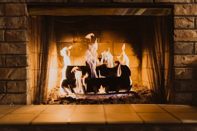 Cómo limpiar una chimenea de leña por dentro y por fuera