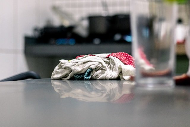 Cómo quitar manchas de vino en los primeros minutos